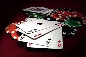 Dealer showing qualifying hand in Caribbean Stud Poker